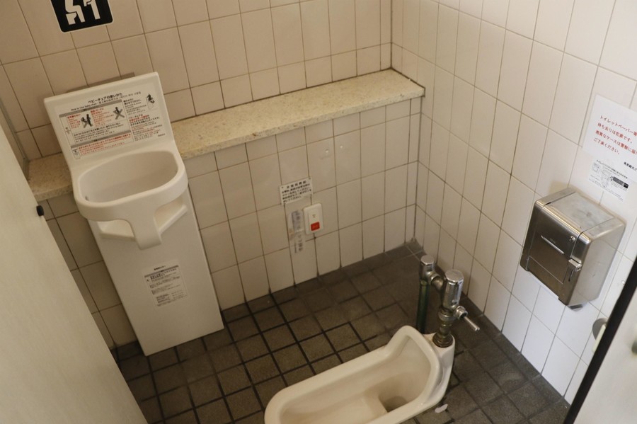 トイレの台に大便 徳島県警、容疑で男逮捕→この男に一年間便所掃除をさせてはどうかしら。